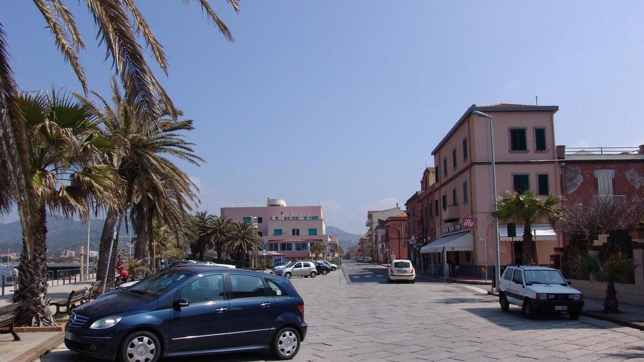 La piazza davanti al porto fluviale dove è accaduto l'accoltellamento