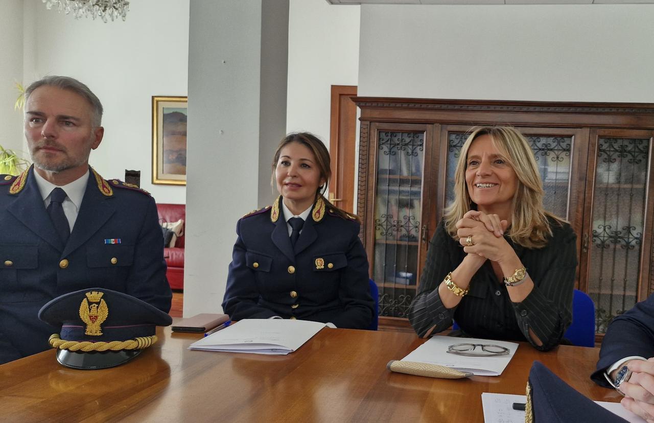 
	A destra il questore di Cagliari Rosanna Lavezzaro

