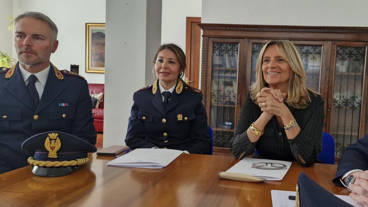 A destra il questore di Cagliari Rosanna Lavezzaro