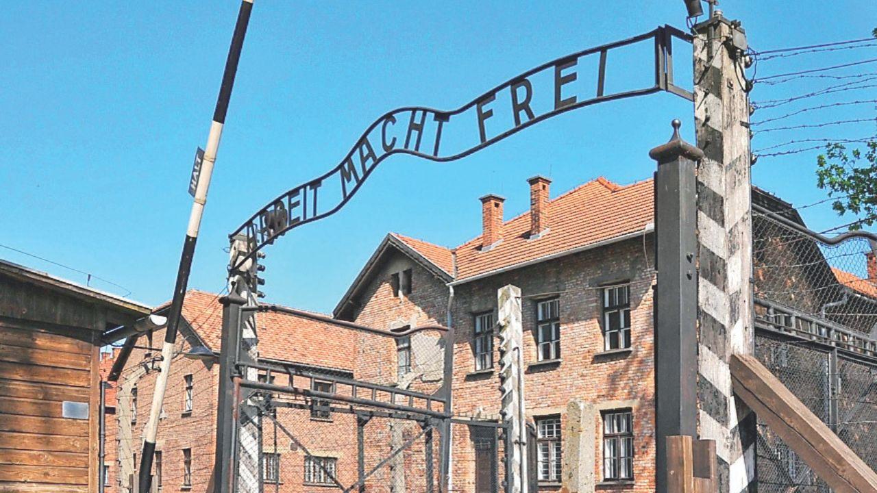 L'ingresso del campo di concentramento