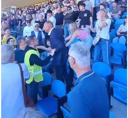 
	Carmelo Salerno contestato al Braglia (foto dalla pagina Instagram @modenafc-unicogrande-amore1912)

