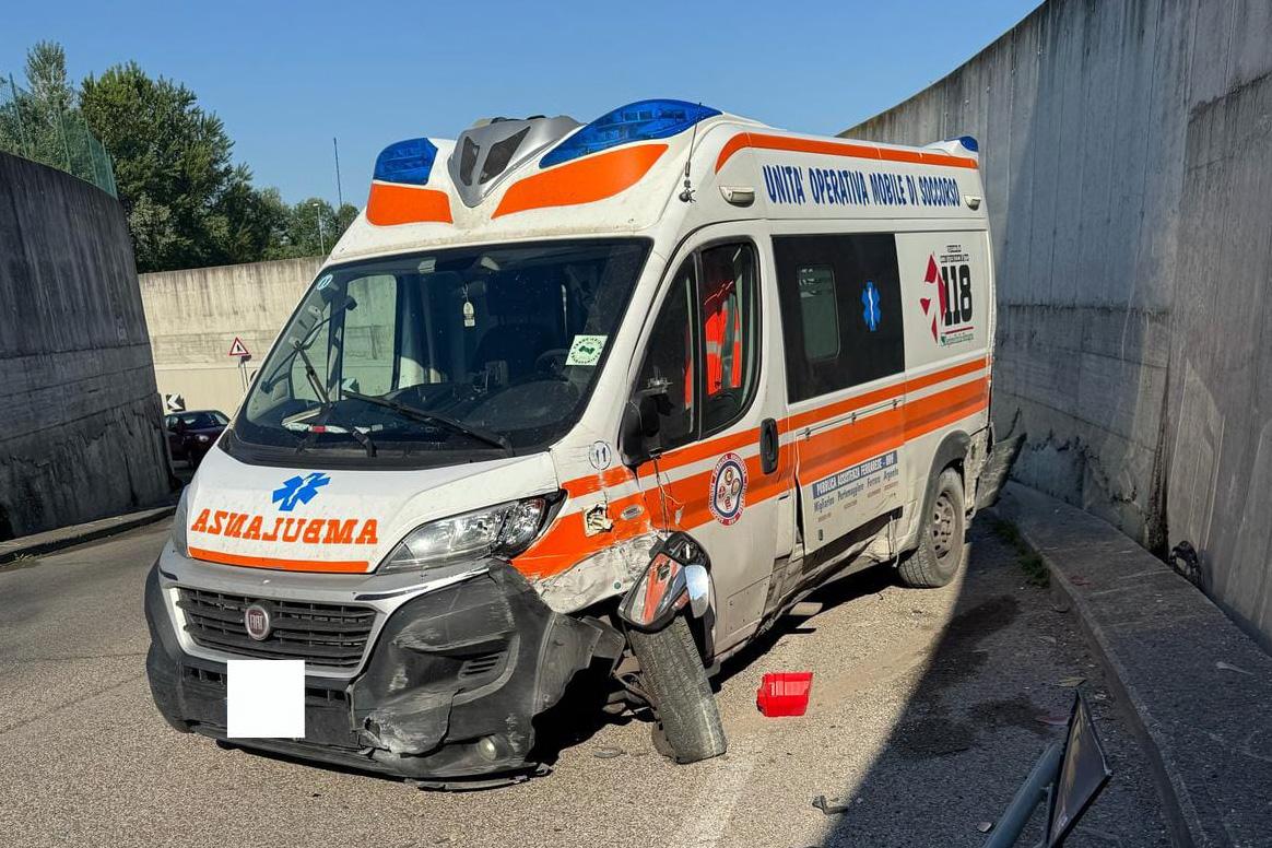 Ruba un’ambulanza all’ospedale di Ferrara, scappa e si schianta