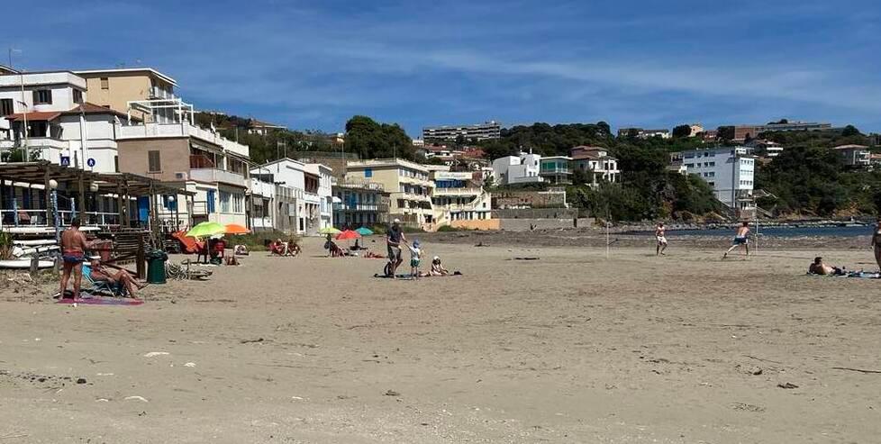 
	Sopra uno scatto della spiaggia di Salivoli

