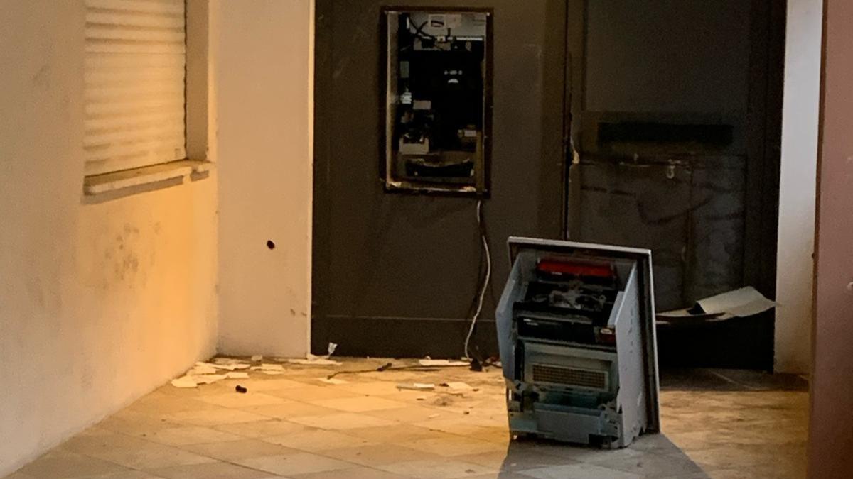 Assalto esplosivo al bancomat: chiodi sulla strada e fuga verso le montagne
