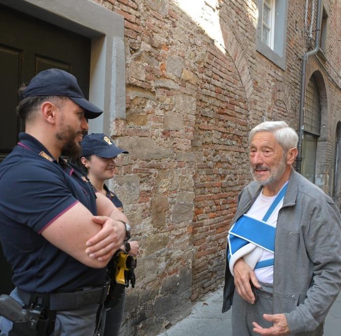 
	Vinicio Fruzzetti con due poliziotti in via del Battistero dove &egrave; stato accoltellato e rapinato da tre minorenni poi denunciati

