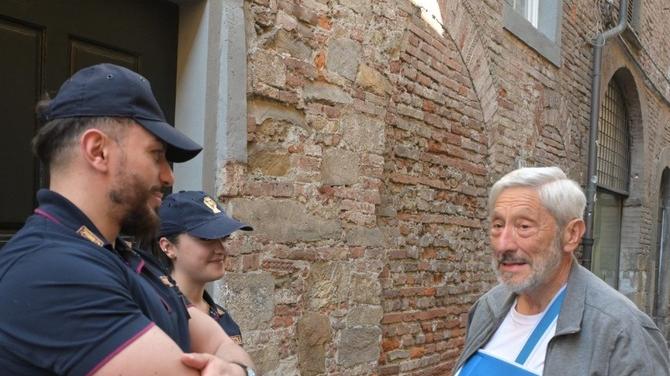 Vinicio Fruzzetti con due poliziotti in via del Battistero dove è stato accoltellato e rapinato da tre minorenni poi denunciati