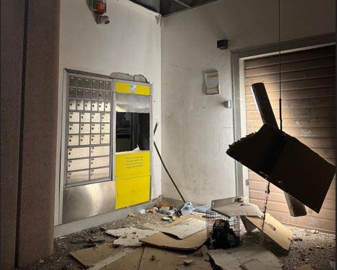 Reggiolo, banditi fanno esplodere il bancomat dell’ufficio postale