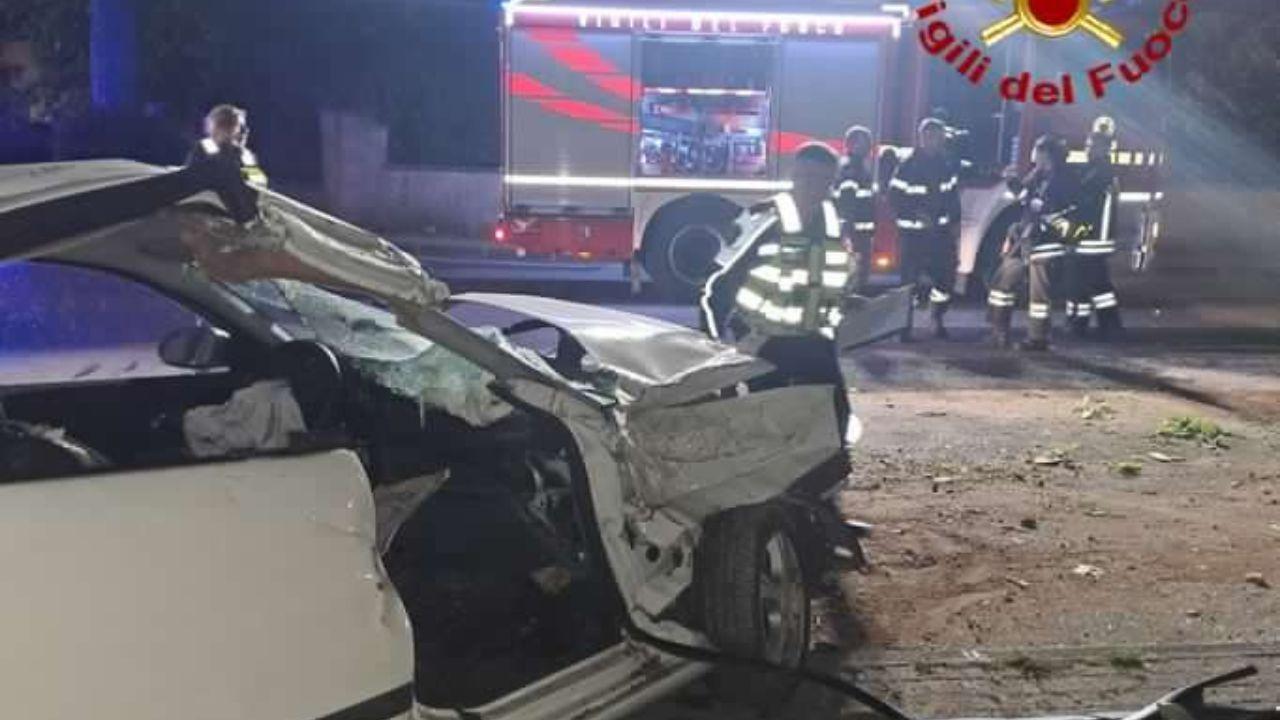 
	L'auto distrutta (foto vigili del fuoco)

