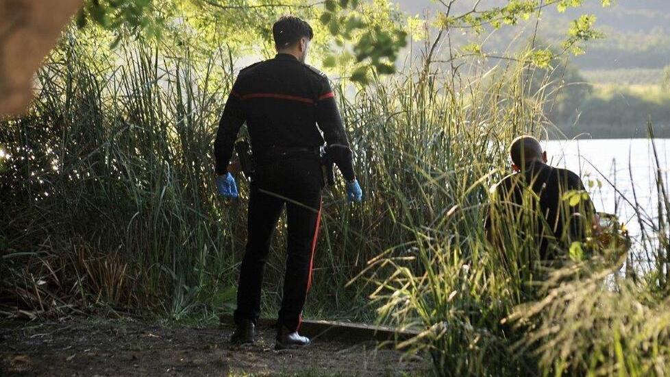 I carabinieri al lago (foto Grassi)