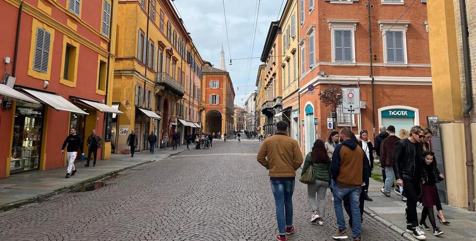 Modena, nuova stretta sugli affitti brevi: cresce la tassa di soggiorno