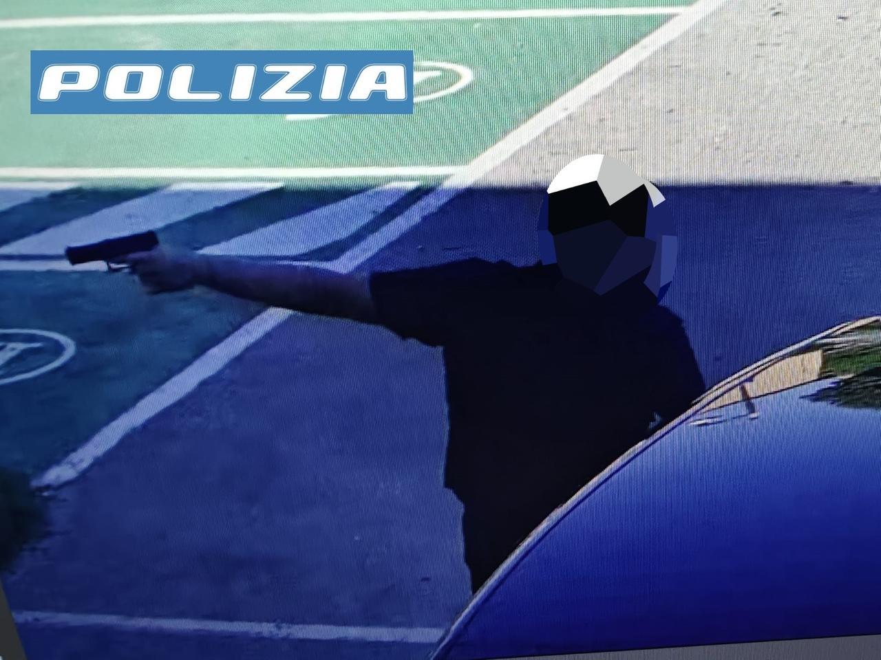 
	Il fermo immagine di uno dei tre denunciati mentre spara

