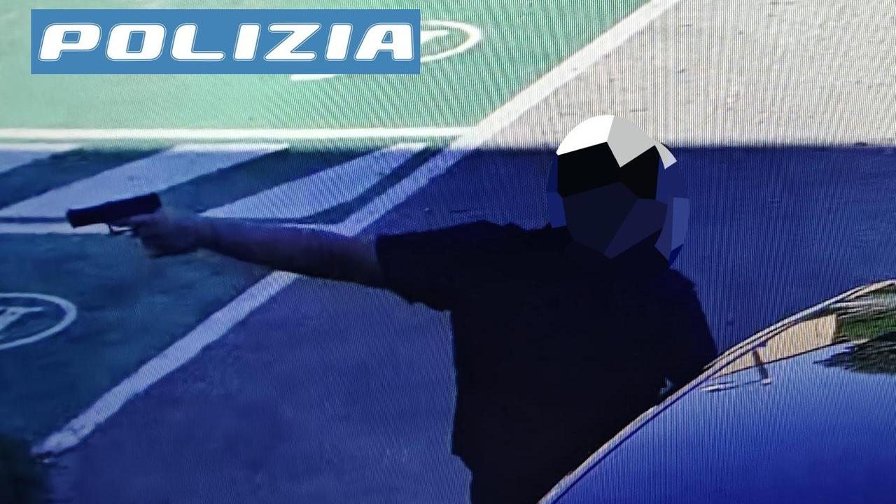 Il fermo immagine di uno dei tre denunciati mentre spara