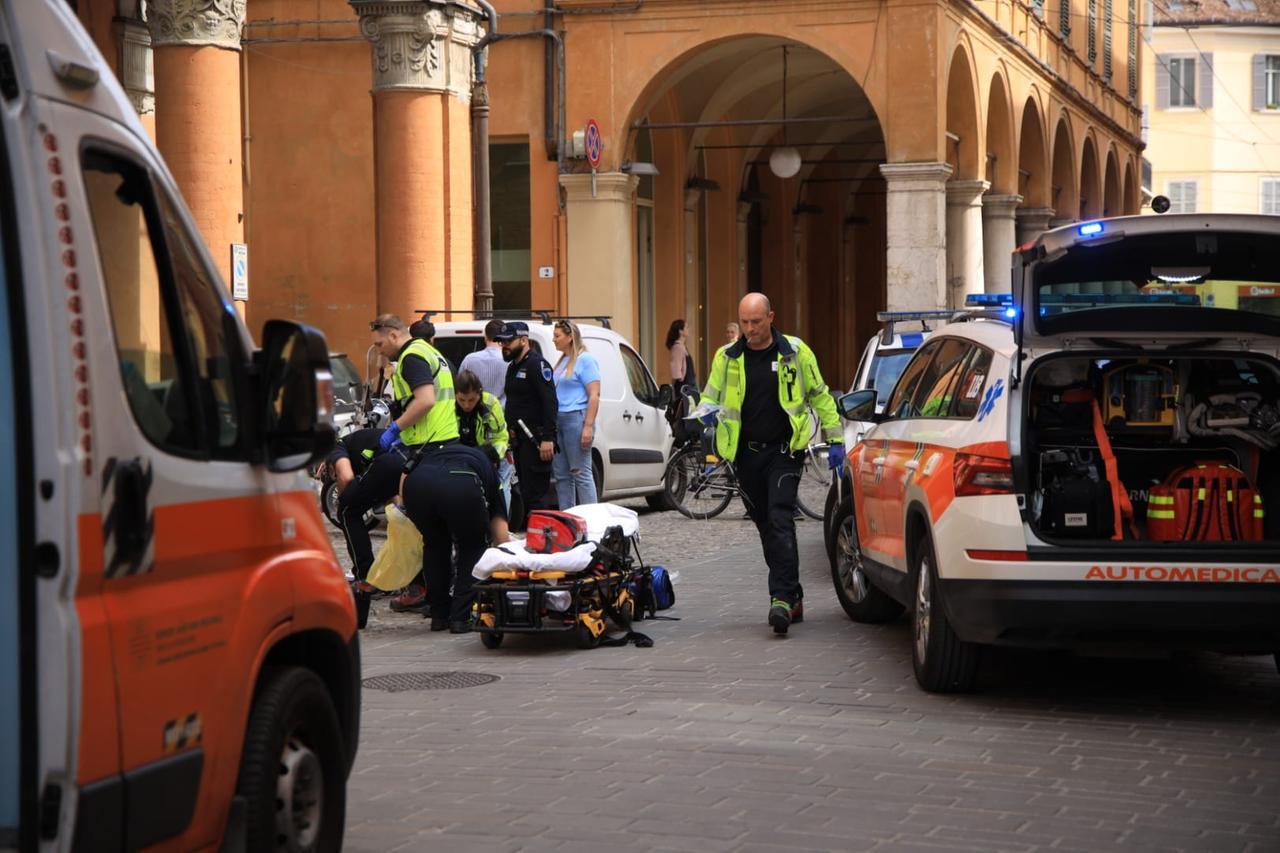 Cade in scooter in corso Canalchiaro: soccorso con il defibrillatore da un carabiniere fuori servizio