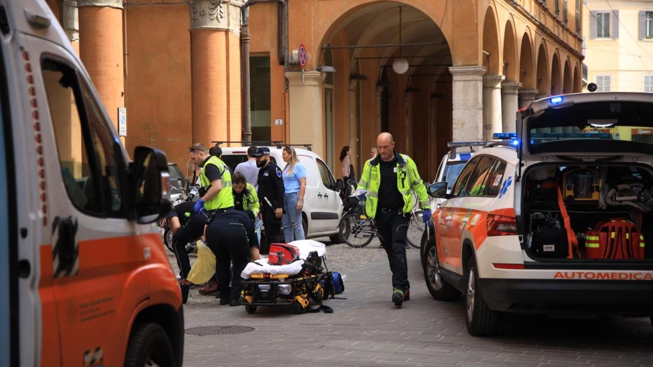 Cade in scooter in corso Canalchiaro: soccorso con il defibrillatore da un carabiniere fuori servizio