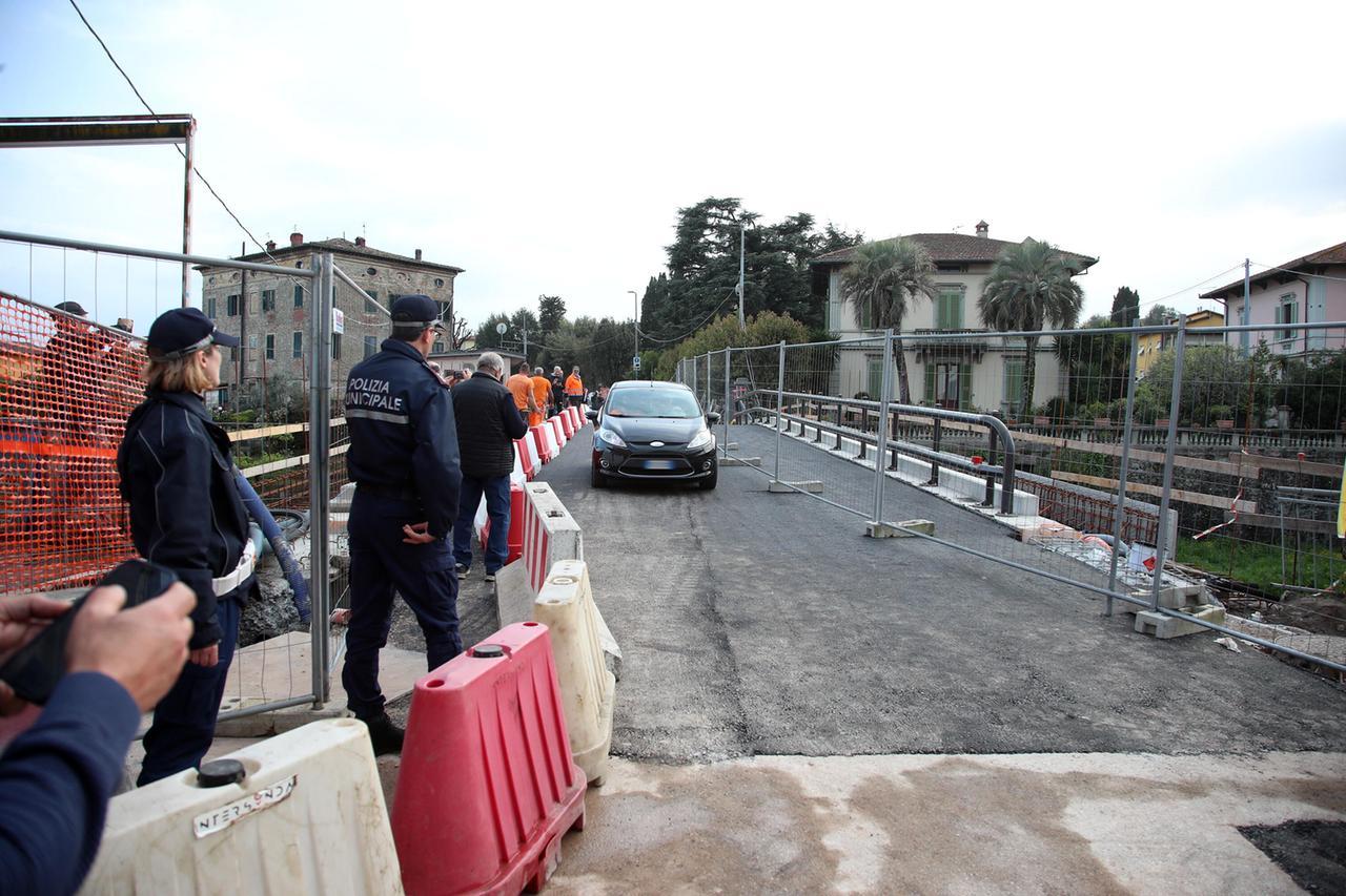 
	La riapertura su una corsia del Ponte all'Abate il 17 aprile (foto Nucci)

