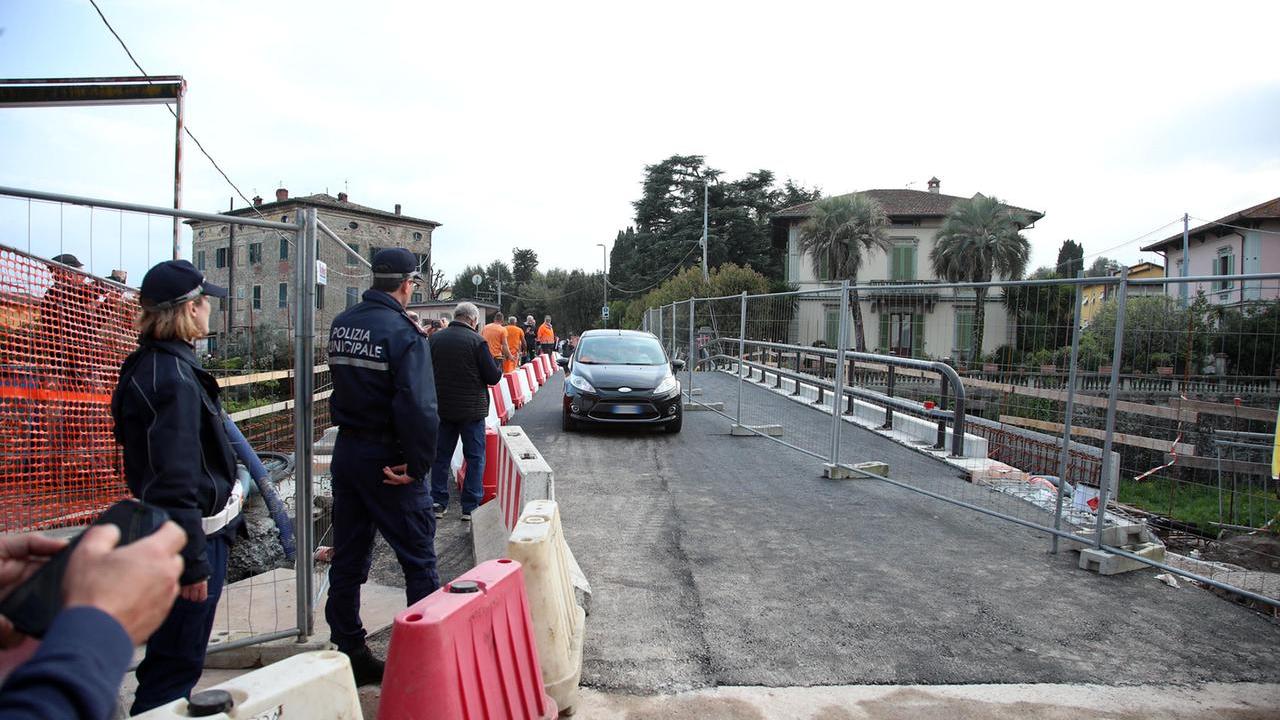 La riapertura su una corsia del Ponte all'Abate il 17 aprile (foto Nucci)