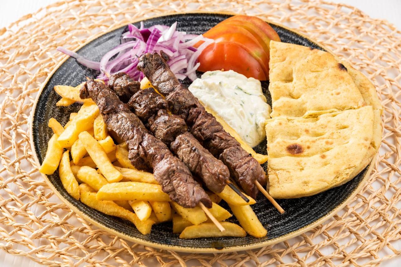 Un piatto della cucina tradizionale greca proposto nel ristorante Mazi a Cagliari di Dimitri Chouridis