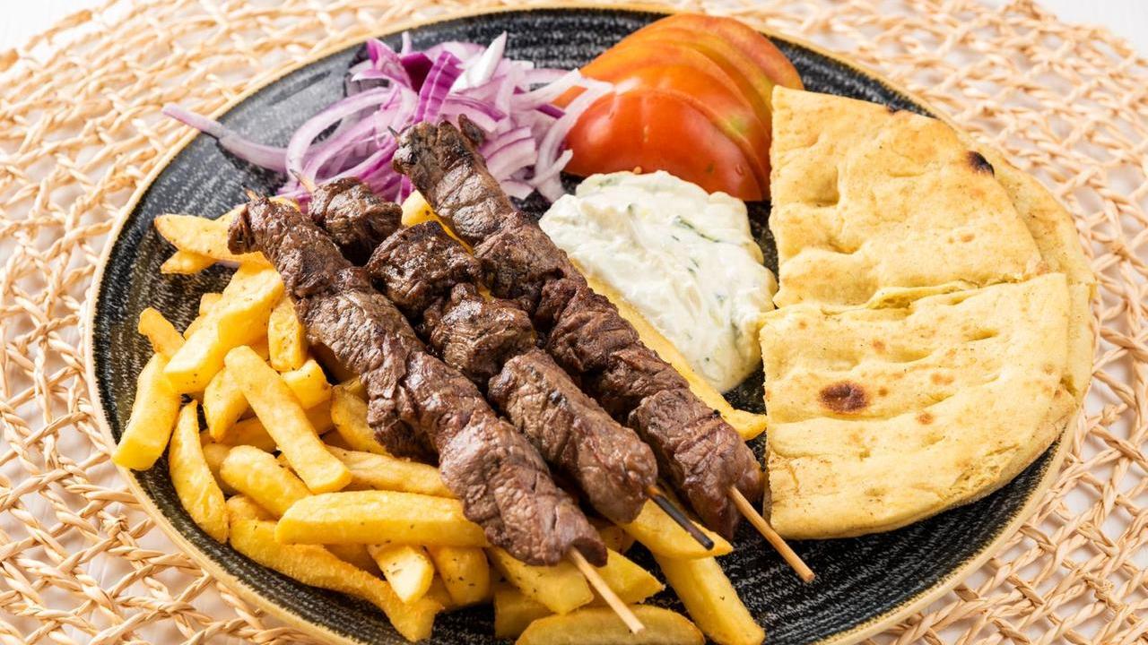 Un piatto della cucina tradizionale greca proposto nel ristorante Mazi a Cagliari di Dimitri Chouridis