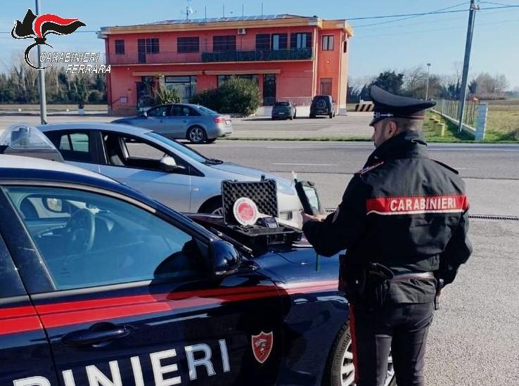 Ciclista investe un pedone e scappa. Trovata positiva all’alcoltest