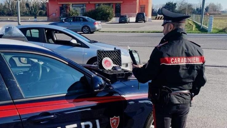 Ciclista investe un pedone e scappa. Trovata positiva all’alcoltest