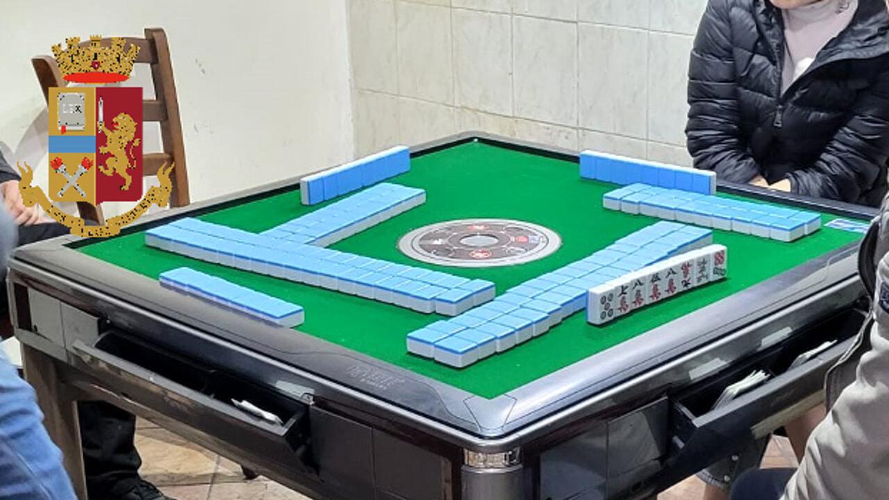 A Prato ogni mese si scopre una bisca clandestina cinese: 160 denunce e 750mila euro sequestrati in un anno e mezzo