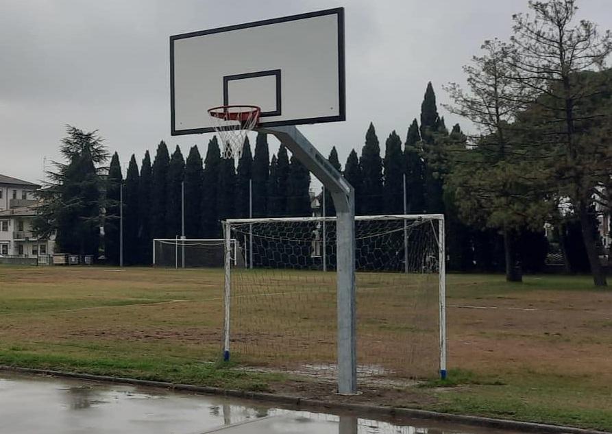 Ragazzini pestati dal branco in pieno giorno a Copparo e spunta un coltello