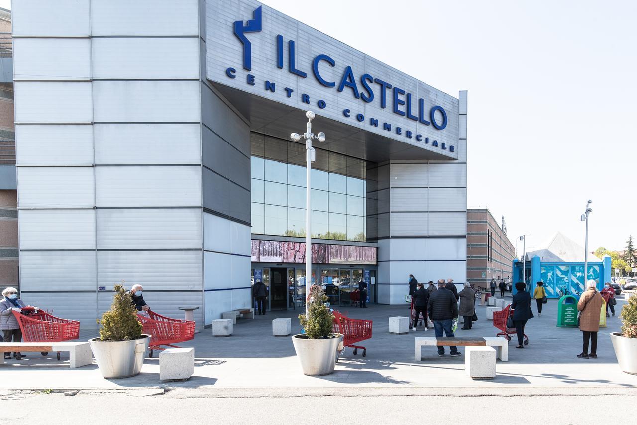 Vendita “al buio” di pacchi smarriti o mai ritirati. L’iniziativa al “Castello”