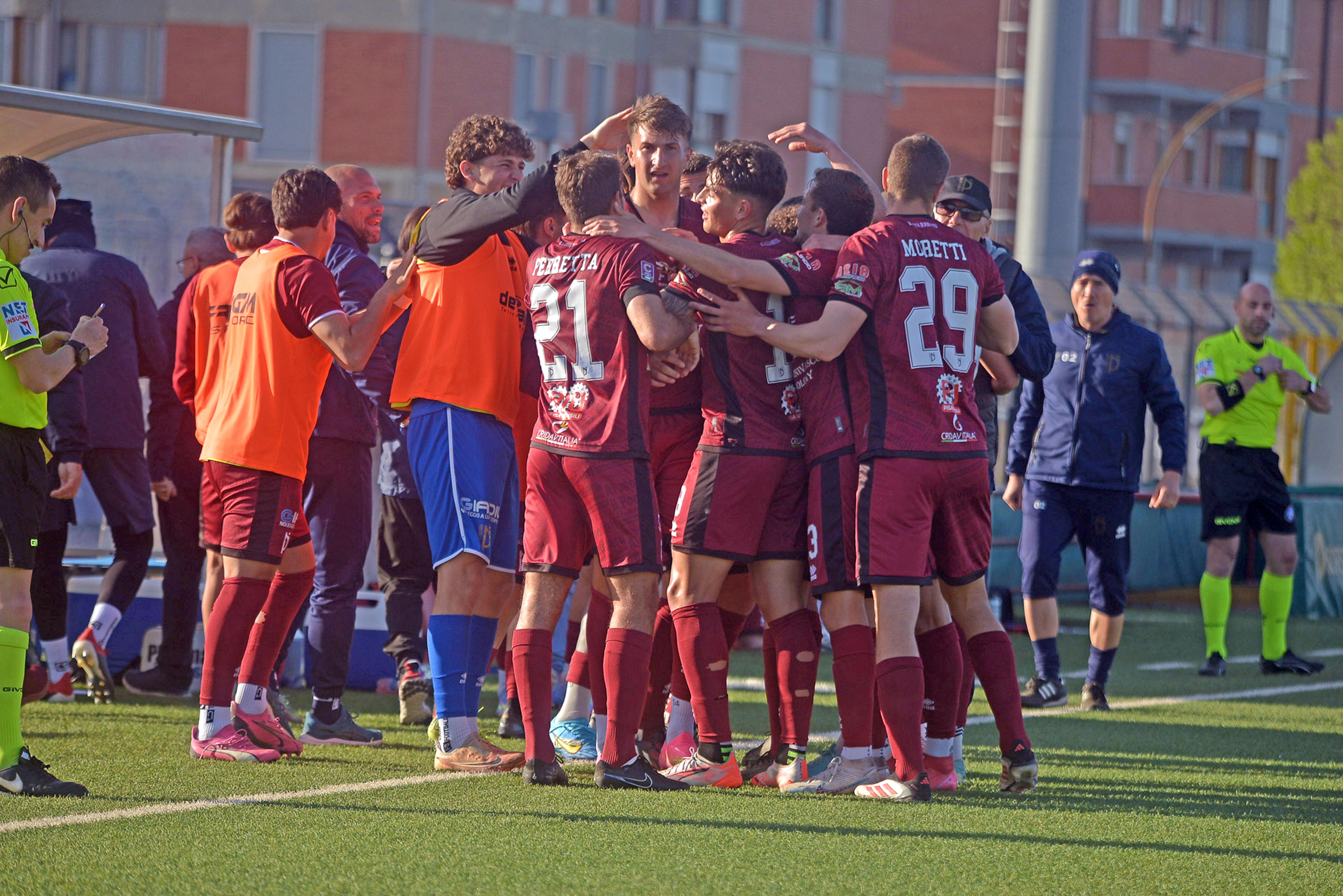 L'esultanza dei granata contro il Rimini (foto Stick)