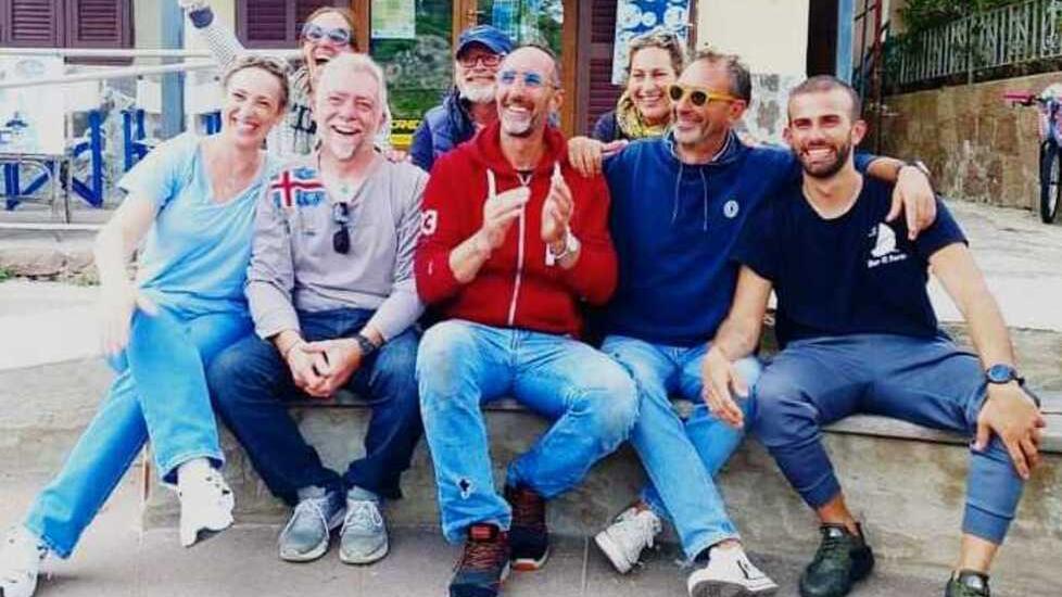 La festa per la vittoria di Renzi (secondo da destra) nel 2023