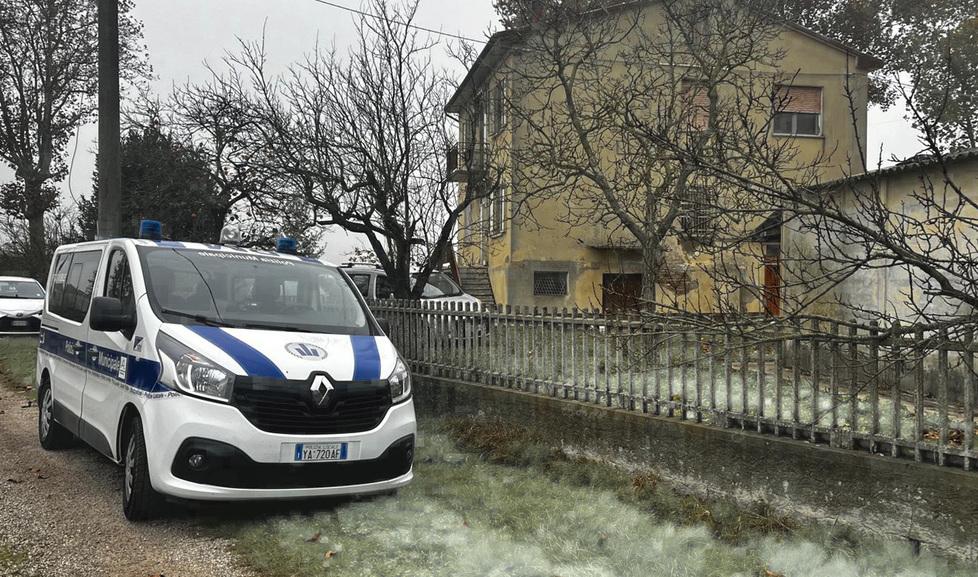 Ancora polemiche per i cani a Santa Bianca. «In quella casa molti rischi»