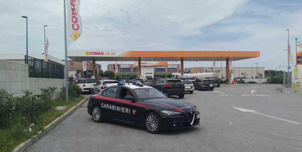 Rapina il benzinaio con un coltello, chi il 47enne arrestato a Cecina: ora è in carcere<br>
