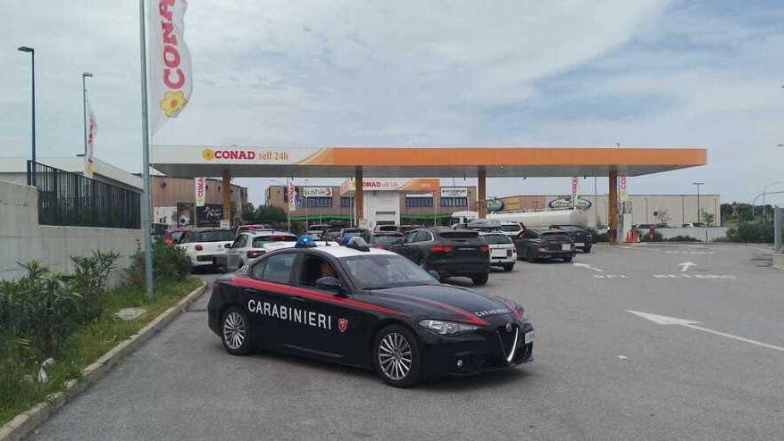 Rapina il benzinaio con un coltello, chi il 47enne arrestato a Cecina: ora è in carcere<br>