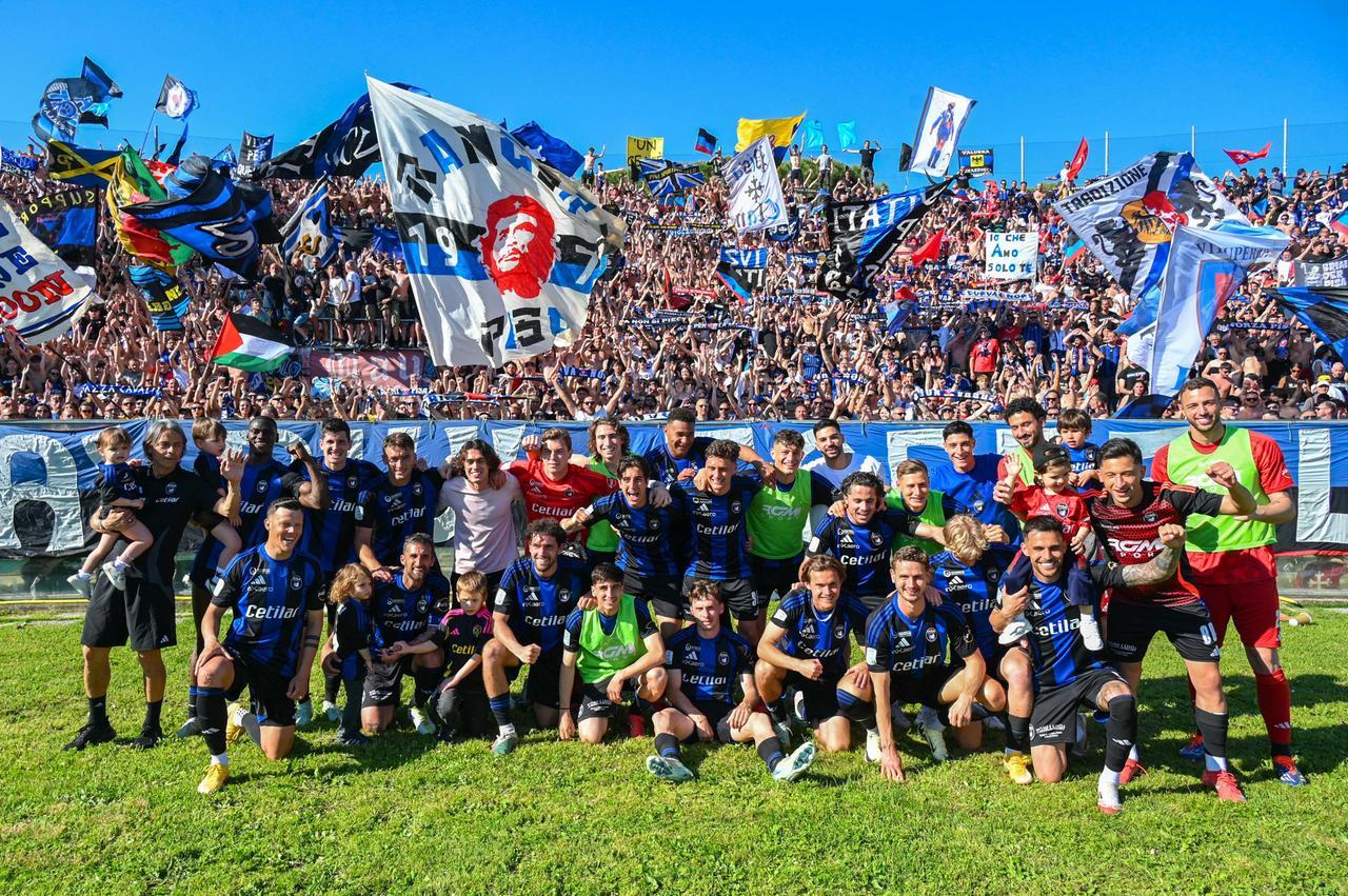 
	Il Pisa sotto la curva nord (foto Stick)

