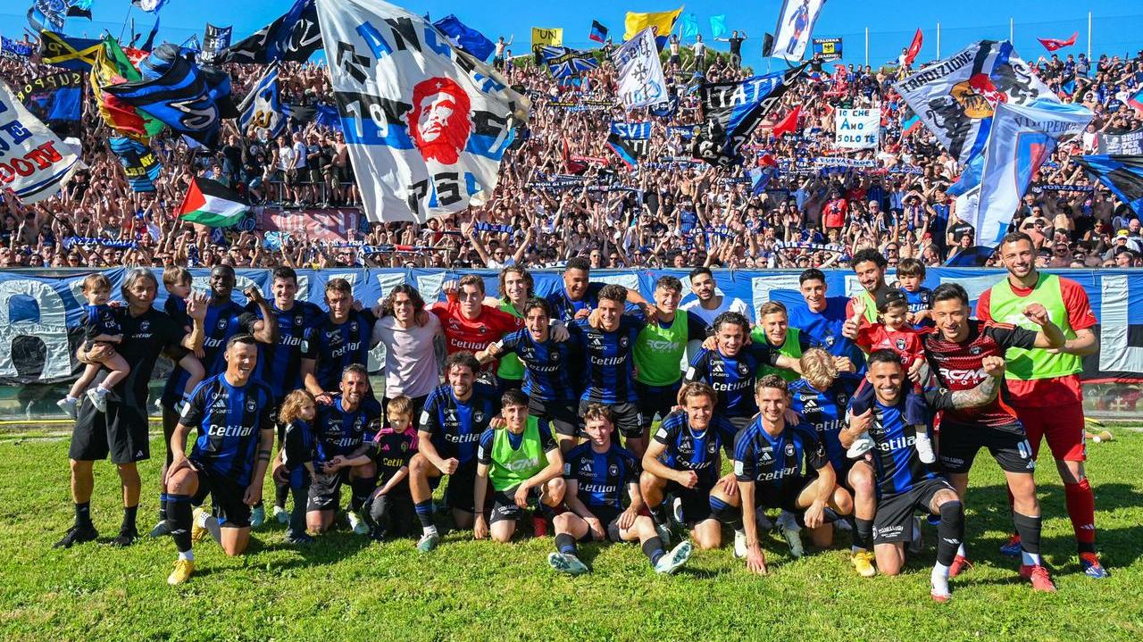 Il Pisa sotto la curva nord (foto Stick)