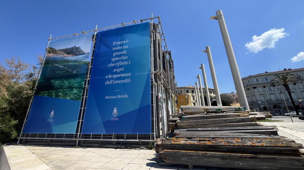 
	Alcuni pannelli installati per coprire le baracchine sul viale Italia (foto Stick)

