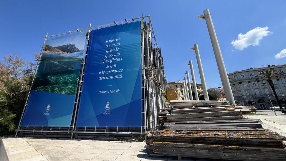 Alcuni pannelli installati per coprire le baracchine sul viale Italia (foto Stick)