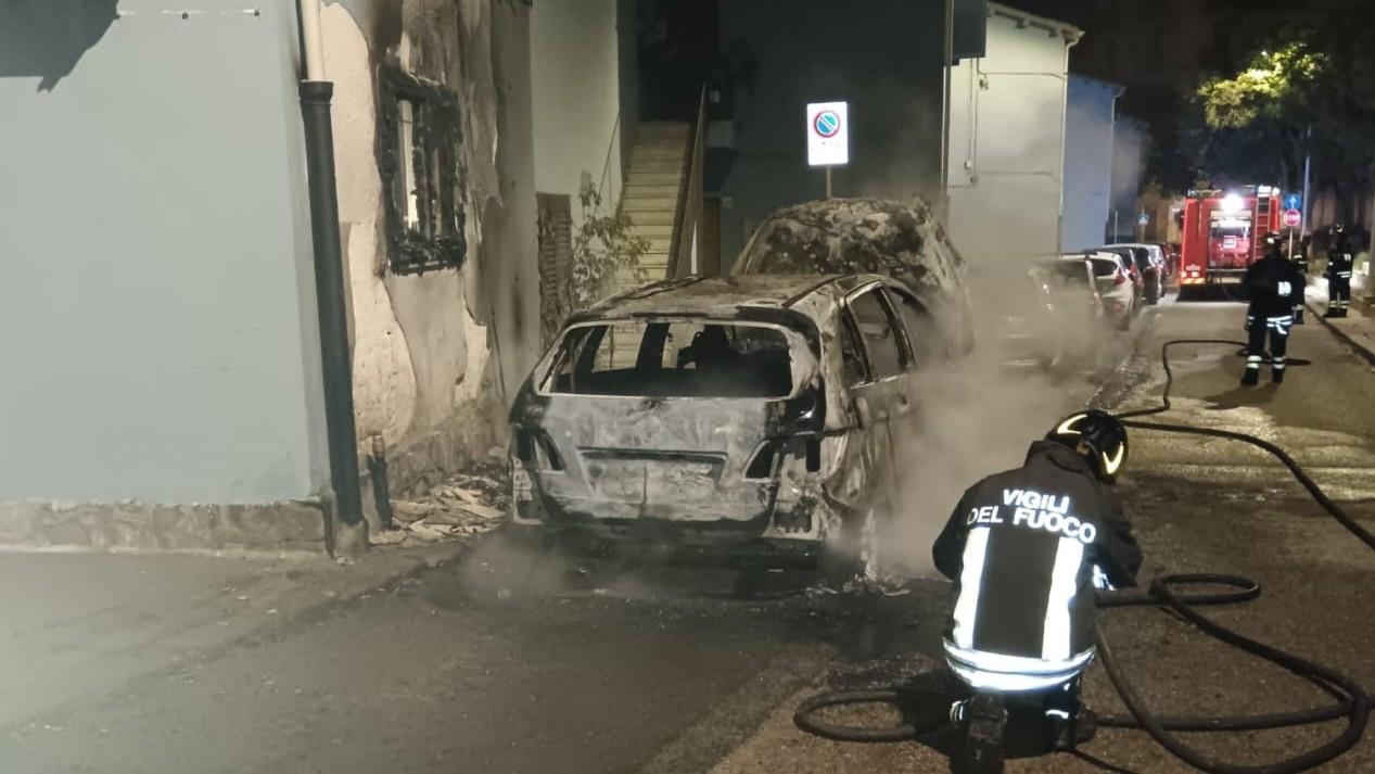 L'incendio in via Goceano<em> (foto Ivan Nuvoli)</em>