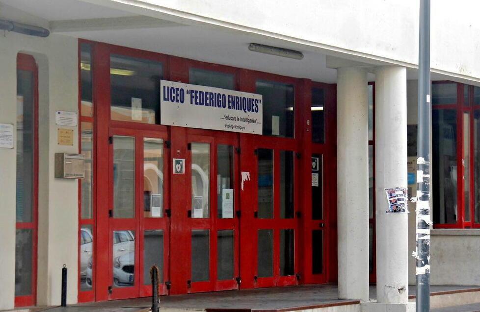 
	L'ingresso del liceo Enriques

