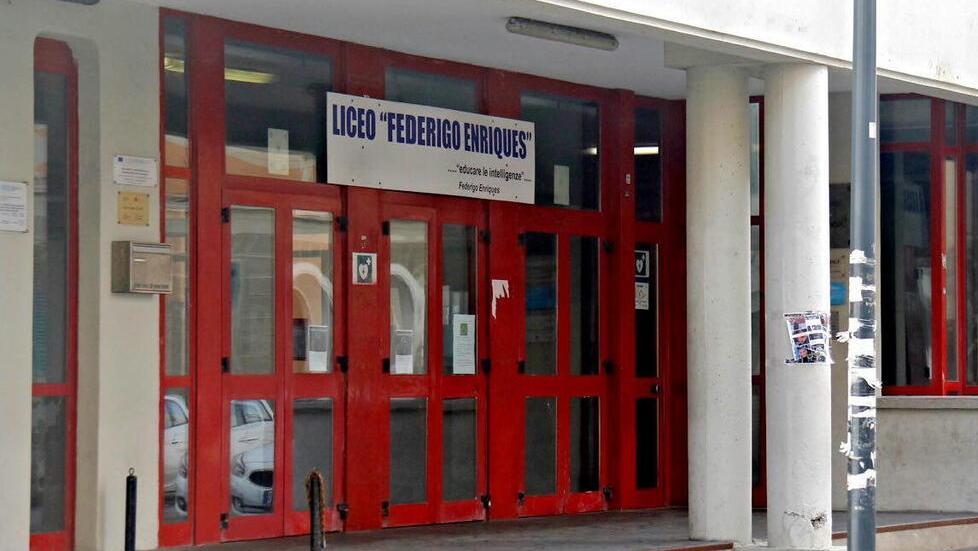 L'ingresso del liceo Enriques