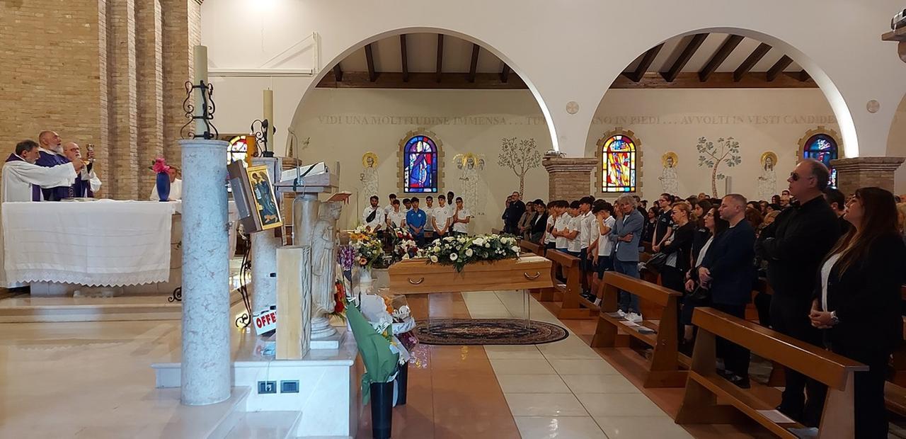 Modena, più di 300 per l’addio a Ferrarini: «Grande educatore e amico»