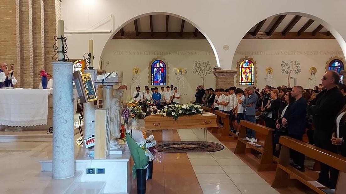 Modena, più di 300 per l’addio a Ferrarini: «Grande educatore e amico»