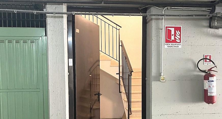 «Abusivo dorme nei nostri garage: abbiamo paura, portatelo via»