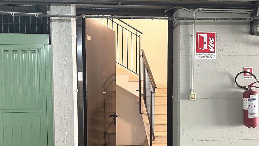 «Abusivo dorme nei nostri garage: abbiamo paura, portatelo via»