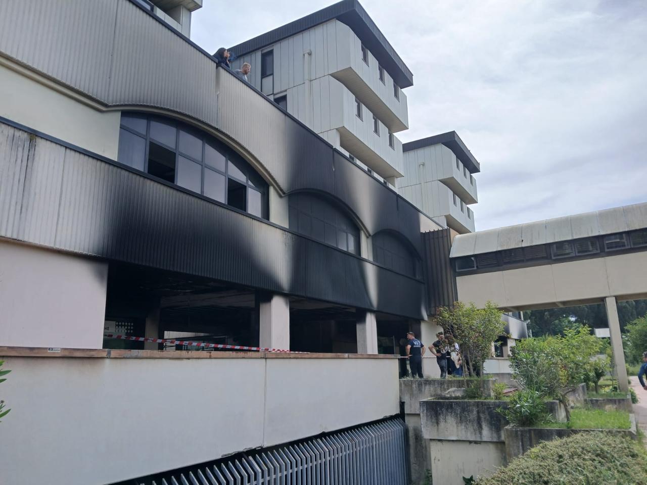 
	Le pareti del palazzo annerite dall'incendio

