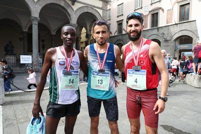 
	I primi tre classificati: Boufars Hicham (primo posto, al centro), Bouras Ayous (secondo, a destra) e Bukuru Leonce (terzo posto, a sinistra)&nbsp; nella foto di Paolo Nucci

