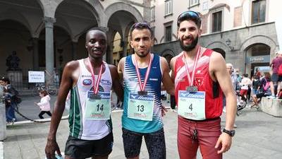 I primi tre classificati: Boufars Hicham (primo posto, al centro), Bouras Ayous (secondo, a destra) e Bukuru Leonce (terzo posto, a sinistra) nella foto di Paolo Nucci