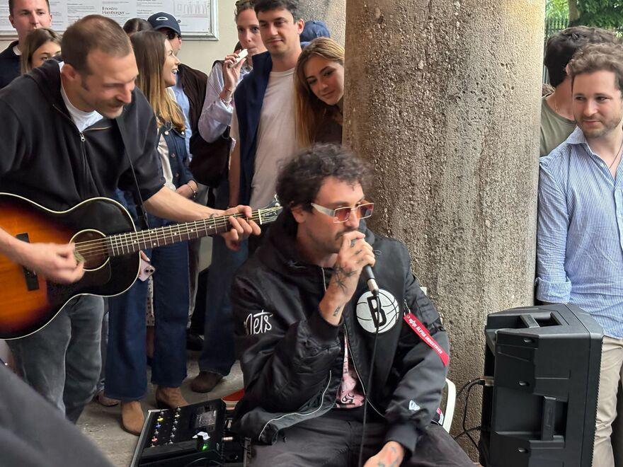 
	Carl Brave al microfono al Caff&egrave; delle Mura

