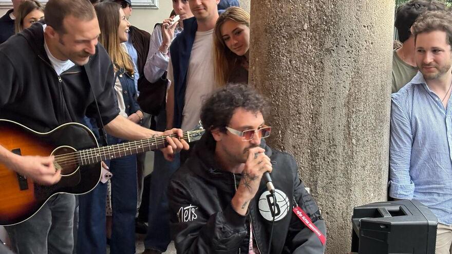 Carl Brave al microfono al Caffè delle Mura