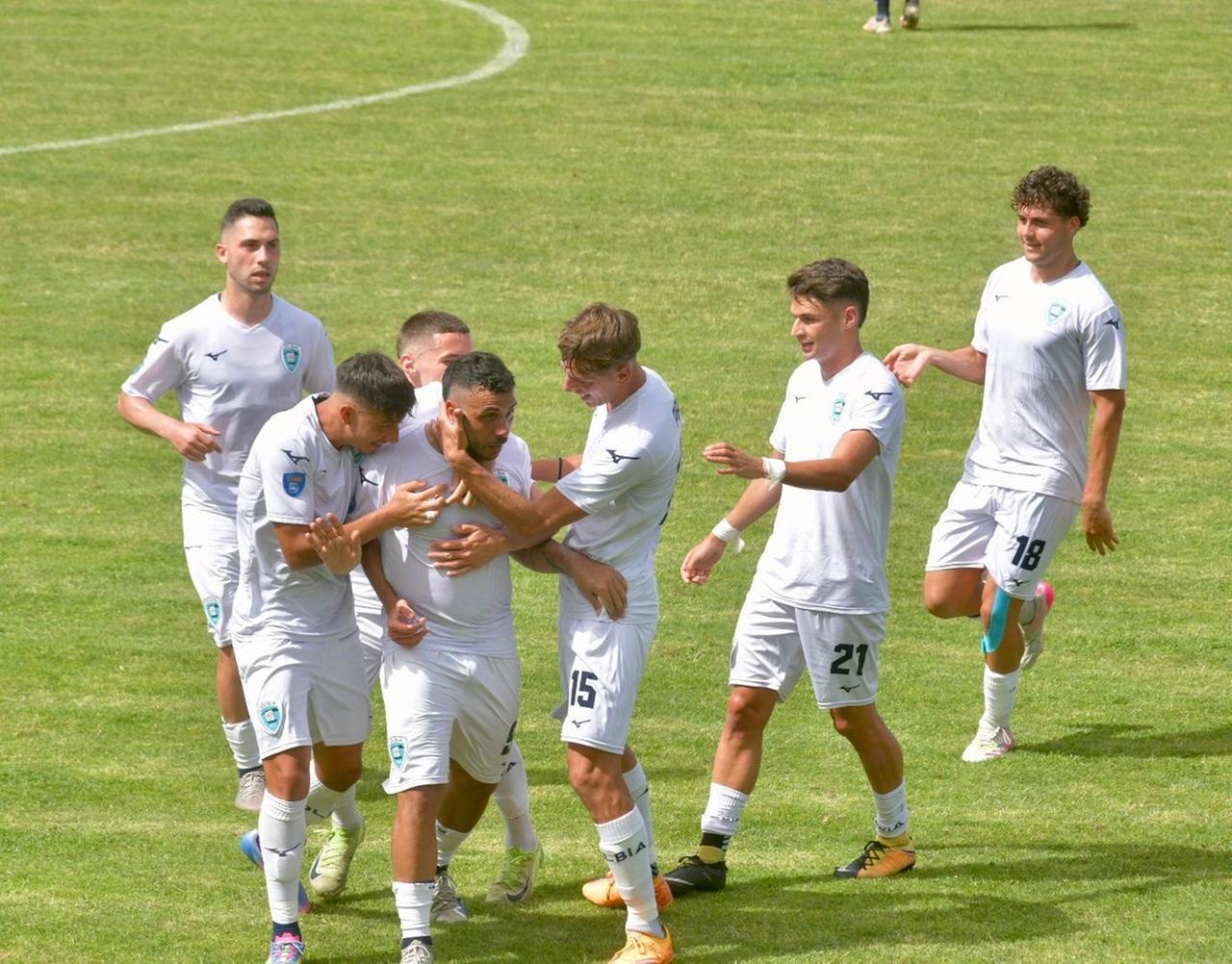 
	I giocatori dell'Olbia festeggiano dopo un gol nella gara con la Gelbison

