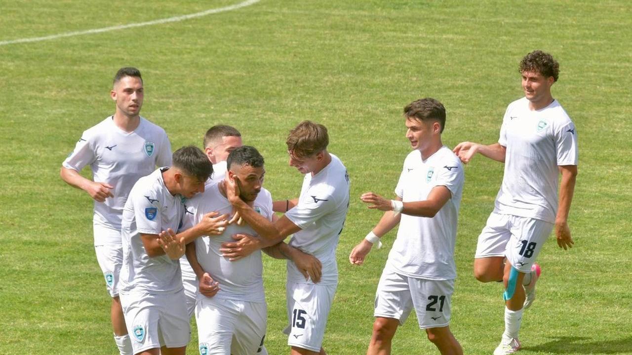 I giocatori dell'Olbia festeggiano dopo un gol nella gara con la Gelbison